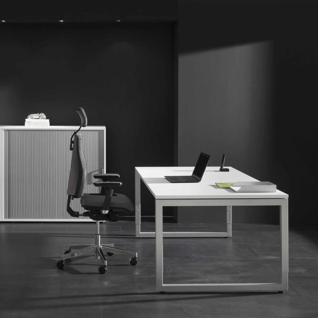 Sehr großer Schreibtisch 200 x 100 cm im Chefbüro