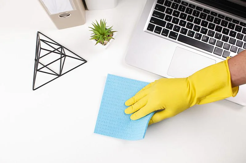Büromöbel pflegen und reinigen – Tipps für alle Materialien